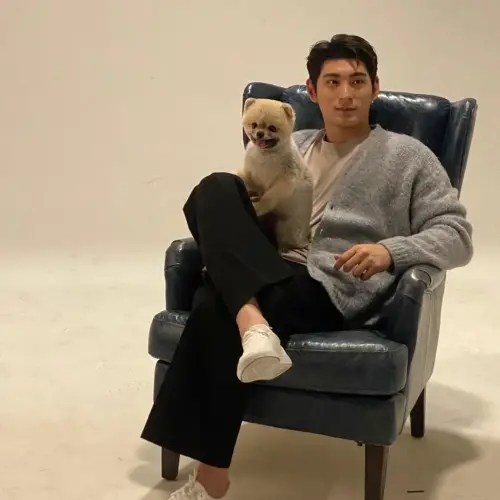 ▲▼李政厚相當疼愛愛犬KAO，不只會帶他散步、看夕陽，天冷還會幫KAO穿外套。（圖／이정후 Jung Hoo Lee IG@hoohoohoo__）