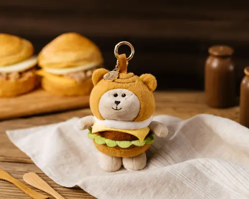 ▲繼可頌熊大熱賣，星巴克又推出Bearista「可頌堡裝扮MINI熊寶寶」來寵粉。（圖／星巴克starbucks.com.tw）