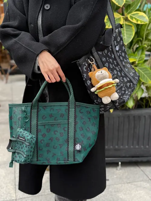 ▲全新星巴克品牌經典色系網布系列商品，延續暢銷茄芷袋風格。（圖／記者蕭涵云攝）