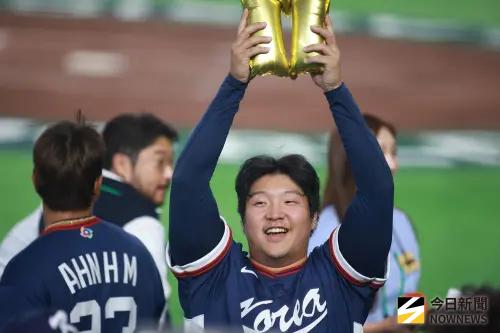 ▲WBC韓澳戰最後第9局，文保景疑似故意不打，讓許多台灣球迷不開心，直接到他IG表達不滿，卻意外跟韓國網友吵起來。（圖／記者葉政勳攝）