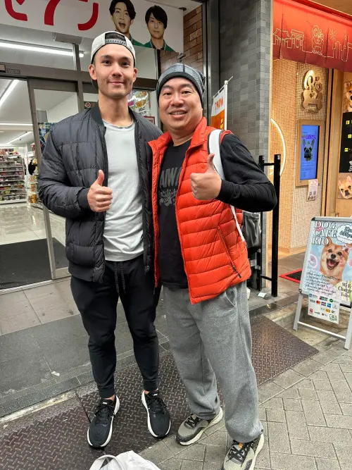 ▲球迷在東京街頭遇到費仔（左）本尊，費媽媽親切地讓球迷跟愛子合影。（圖／Chung Wang授權提供）