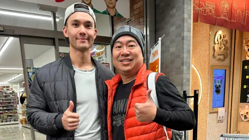 費仔路上逛街被球迷活捉　費媽媽親切問粉絲：要不要跟我兒子拍照