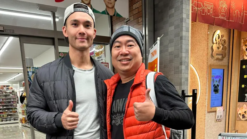 費仔路上逛街被球迷活捉 費媽媽親切問粉絲:要不要跟我兒子拍照