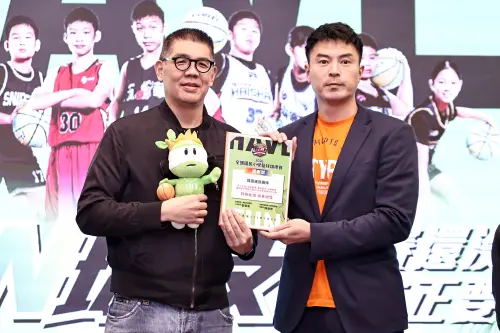 ▲退役球星陳信安（右）現身力挺基層賽事，但也以過來人身分點出殘酷現實，呼籲家長需協助孩子在課業與球技間找到精確定位。（圖／主辦單位提供）