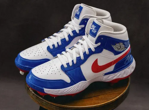 ▲陳傑憲本次著用鞋款也為客製化的Jordan釘鞋，上方除有NIKE與JORDAN飛人標誌外，也使用中華隊經典的藍白紅配色與異材質混用。（圖／NIKE提供）