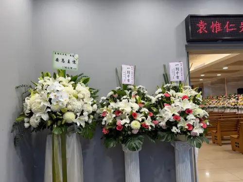 ▲袁惟仁告別式，JJ林俊傑以花圈致意。（圖／記者李欣恬攝影）