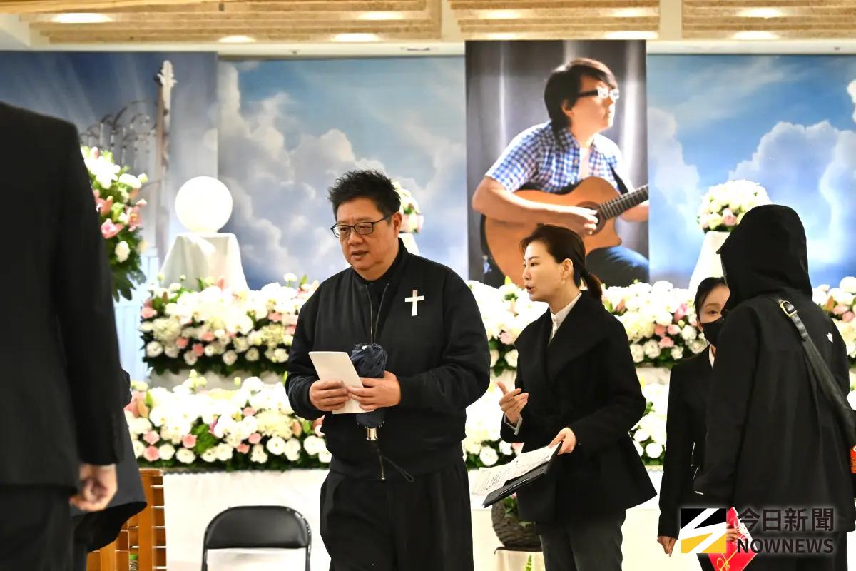 ▲袁惟仁告別式今日上午舉行彌撒，他昔日音樂搭擋老友、凡人二重唱的莫凡（後排右3）低調現身會場，送別老友。（圖／邱曾其攝影）