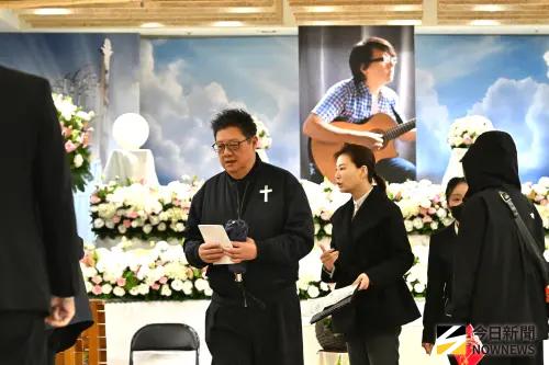 袁惟仁告別式今早舉行彌撒！凡人二重唱莫凡低調現身送別摯友