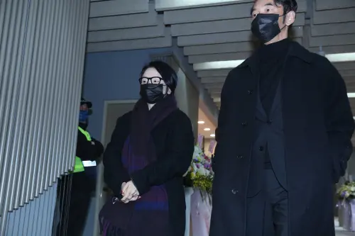 ▲袁惟仁告別式，陶晶瑩（左）和夫婿李李仁（右）現身會場，送別老友。（圖／邱曾其攝影）