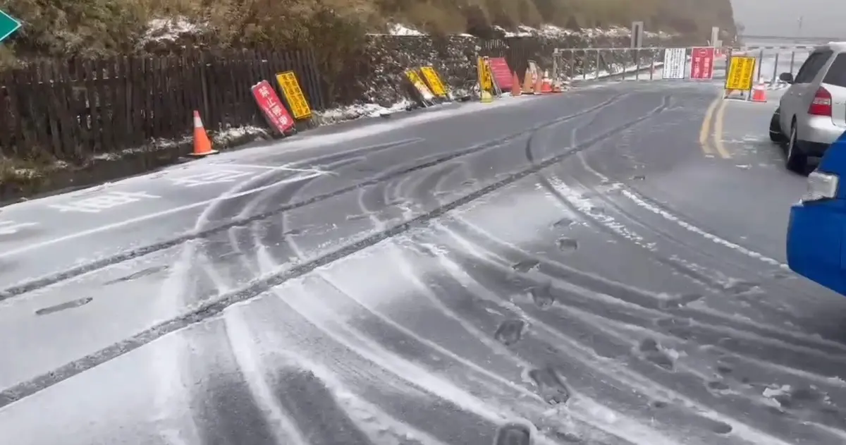 ▲合歡山已進行交通管制，路面有如灑了一層糖霜。（圖／林業署南投分署提供，2026.03.10）