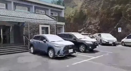 ▲合歡山松雪樓上午7點多急下一陣冰霰。（圖／林業署南投分署提供，2026.03.10）