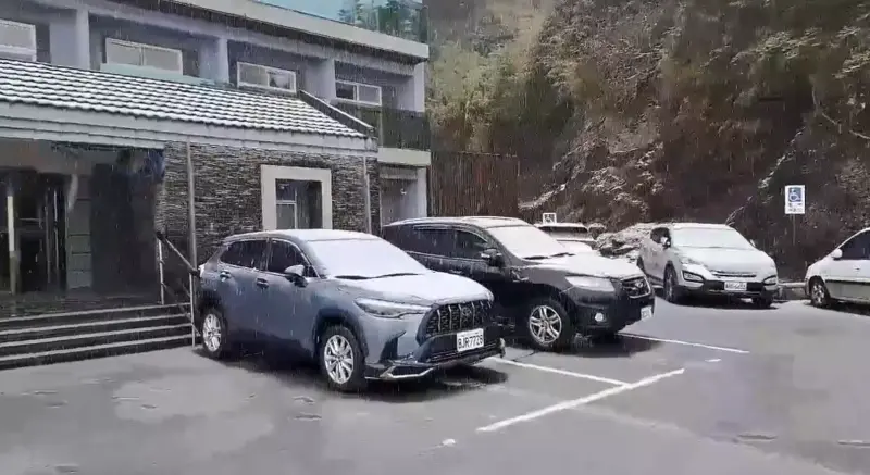    ▲合歡山松雪樓上午7點多急下一陣冰霰。（圖／林業署南投分署提供，2026.03.09）  