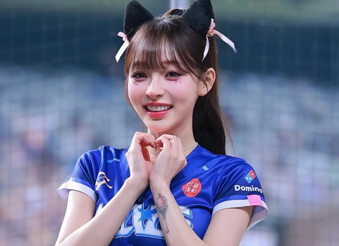 ▲2026年世界棒球經典賽（WBC）昨（9）日的韓澳戰，由韓國以7比2擊敗澳洲後，中華隊確定無緣晉級8強，讓球員與球迷都非常難過，啦啦隊CT AMAZE成員林襄也轉發分享球員合照，上面寫著：「謝謝台灣英雄」。（圖／林襄IG@95_mizuki）