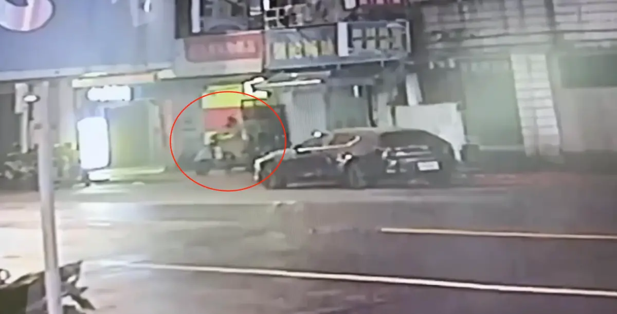 ▲台北市一名男子日前不慎將背包丟失，另名男子撿到背包後騎車離開現場。（圖／警方提供）