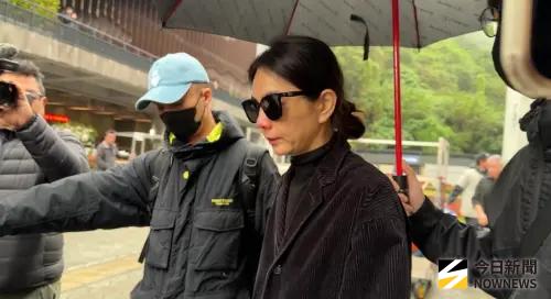 Ella爆哭送袁惟仁最後一程　哭到鼻子紅、喘到發抖無法說話