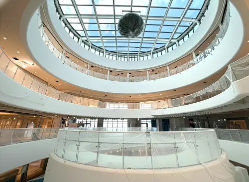 ▲「漢神洲際購物廣場」整體建築外觀採用綠建築玻璃帷幕，透過玻璃穹頂引入自然光線，折射出璀璨光芒。（圖／漢神百貨提供）