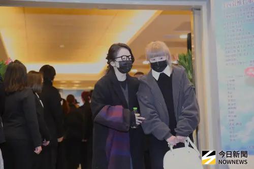 ▲陸元琪（右）現身前夫袁惟仁告別式 ，趕上家祭，儀式結束後，她在好友陶晶瑩（左）陪伴下走出會場。（圖／記者邱曾其攝影）