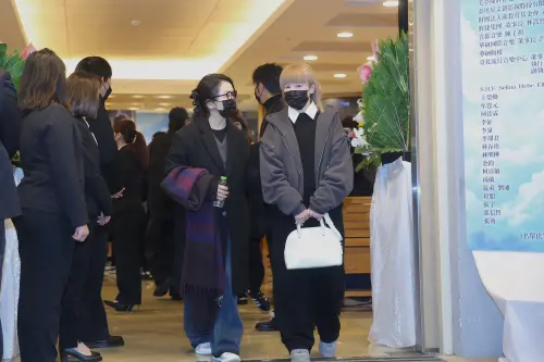 ▲陸元琪（右）參加完袁惟仁的告別式，在好友陶晶瑩（左）陪伴下走出會場。（圖／記者邱曾其攝影）