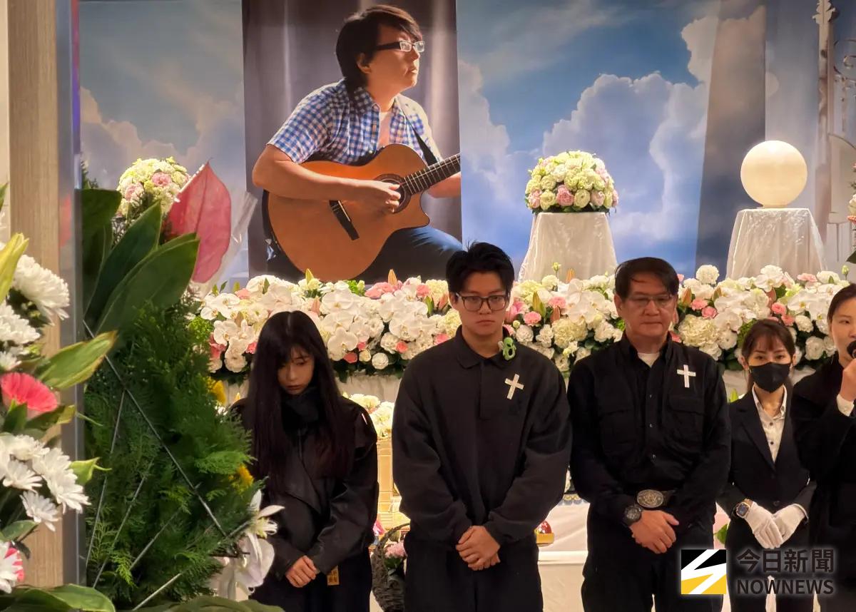 ▲袁惟仁兒子袁義（左2）、女兒袁融（左）上台致意，袁義更把想說的話寫在手機裡，唸出來給大家、爸爸聽。（圖／記者陳雅蘭攝）