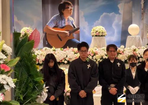 袁惟仁追思會眾星送最後一程　兒子拿手機唸準備好的話淚送爸爸