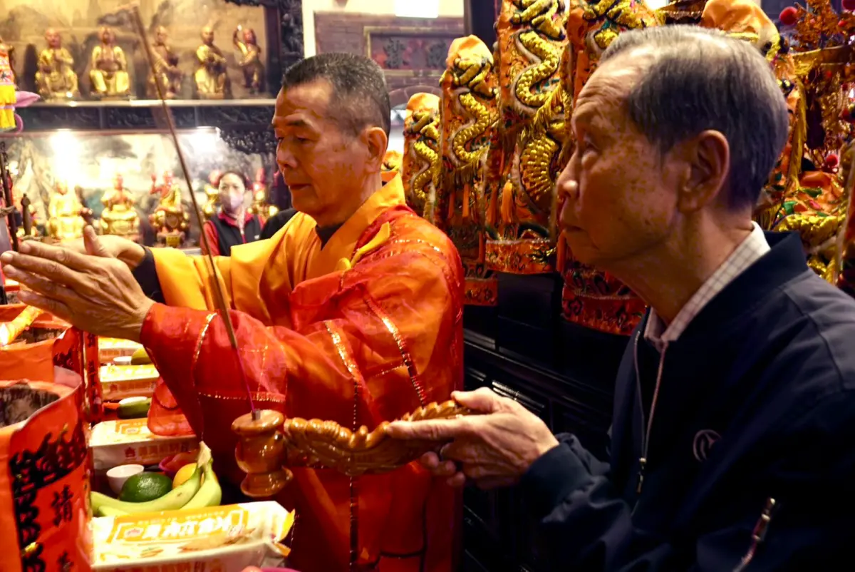 ▲萬和宮蕭清杰董事長偕同普銓法師開懺，隨後到斗燈、太歲殿、光明燈、文昌燈殿灑淨及點燈祈福。（圖／萬和宮提供）