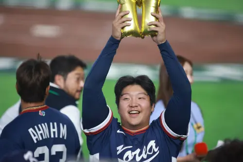 ▲ 文保景昨高舉象徵姓氏縮寫的「M」字金球慶祝。身為韓職千萬年薪球星，他在經典賽中的一舉一動皆成為台韓球迷關注焦點。（圖／記者葉政勳攝,2026.03.09）