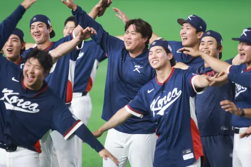 ▲儘管場上的戰術選擇引發外界討論，韓國隊最終仍順利晉級 2026 WBC 八強賽。圖為韓國隊成員在確認取得晉級資格後，在場上興奮慶祝的情景。（圖／記者葉政勳攝,2026.03.09）