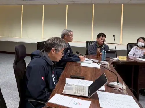 ▲李懷仁主持高雄市少輔會115年第1次委員及幹事會議，警察局局長趙瑞華（鄰座）率領警察局同仁共同出席。(圖／高市少年隊提供)