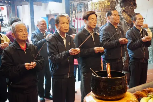 ▲萬和宮丙午馬年植斗法會，蕭清杰董事長率領董監事行上香禮。（圖／萬和宮提供）