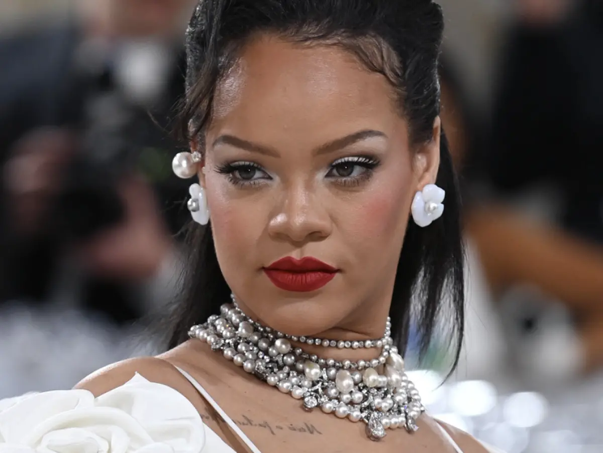 ▲蕾哈娜（如圖）在豪宅內被掃射10槍！女嫌犯伊凡娜被挖出早已在發文裡流露蓄意謀殺、對她不利的意圖，經過判定後開出高達3.25億台幣的保釋金。（圖／美聯社／達志影像）　