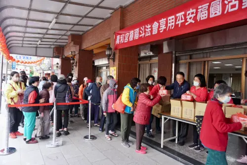 ▲萬和宮植斗法會，信眾一早就前往排隊領取夀麵、湯圓，董事長祝福大家呷平安。（圖／萬和宮提供）