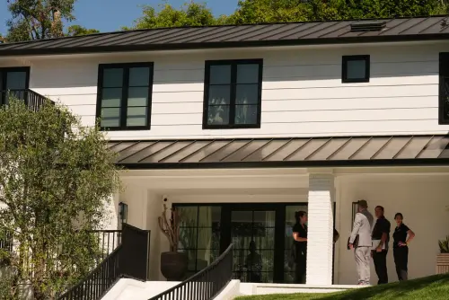 ▲蕾哈娜的豪宅被人連開10槍，整個社區都被驚動，也有警方人員來調查。（圖／美聯社／達志影像）