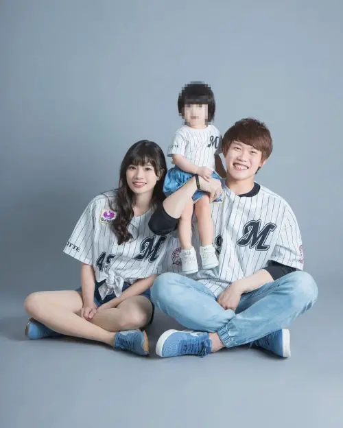 ▲陳冠宇曾在IG曬出一家三口的甜蜜全家福，老婆許智婷外型亮麗，被日本球迷大讚外型神似韓國女團TWICE成員多賢。（圖／取自陳冠宇IG@kuanyu1029）