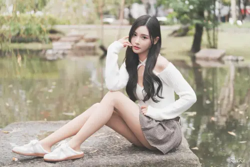 爆被藍議員包養！「電眼精靈」許玲玲背景曝光　大尺度外拍闖名號
