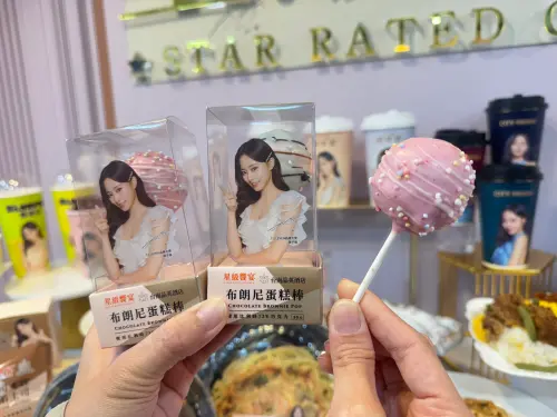 ▲布朗尼蛋糕棒（售價55元），使用比利時進口72%巧克力製成軟綿布朗尼蛋糕，抹上榛果醬增添風味層次。（圖／記者鍾怡婷攝）