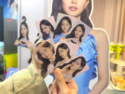 ▲3月17日起購買指定鮮食商品，即贈限量周子瑜小卡一張，共有6款小卡。（圖／記者鍾怡婷攝）