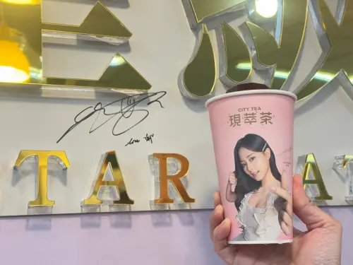 ▲大巨蛋附近的鑫忠孝門市，於3月10日起還原子瑜拍攝星級饗宴的廣告場景，現場還留有周子瑜親筆簽名。（圖／記者鍾怡婷攝）