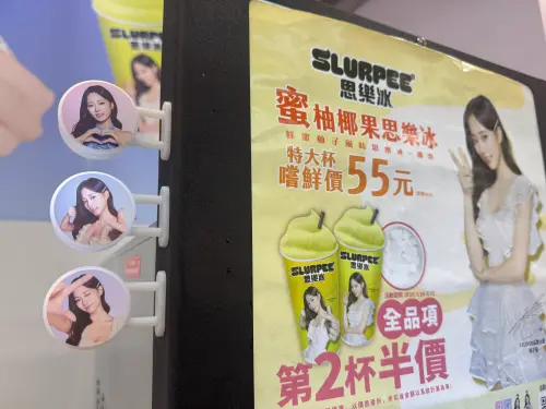 ▲粉絲快衝7-11！集點兌換周子瑜限量周邊，小燈箱磁鐵3入組，120點。（圖／記者鍾怡婷攝）