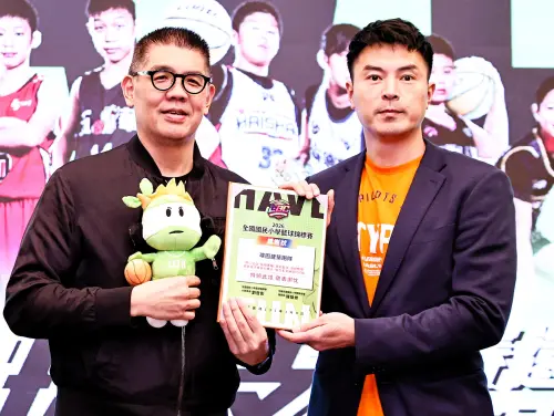 ▲退役球星陳信安（右）代表璞園建築團隊接受贈獎。(圖／小學體總提供）