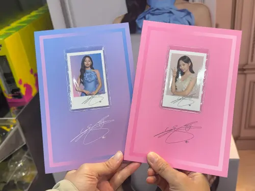 ▲粉絲快衝7-11！集點兌換周子瑜限量周邊，筆記本共2款，60點。（圖／記者鍾怡婷攝）