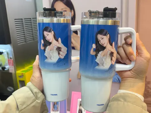 ▲粉絲快衝7-11！集點兌換周子瑜限量周邊，提把冰霸杯990ml，160點。（圖／記者鍾怡婷攝）