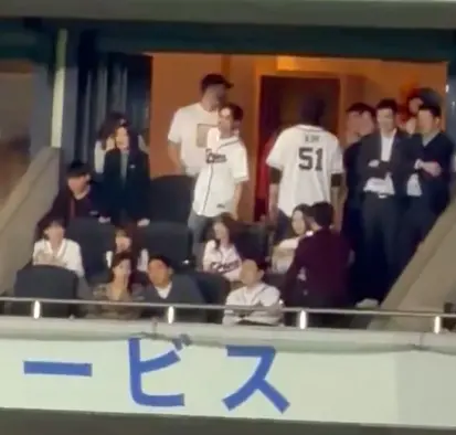 ▲友榮被網友捕捉觀賽時，突然伸手摸Chuu的頭。（圖／X@wy_erc_cl）