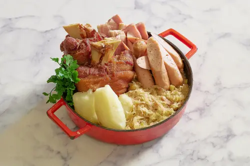 ▲JR東日本大飯店台北的「Brilliant鉑麗安全日餐廳」即日起至5月4日推出「歐洲經典主題自助餐」，圖為德國豬腳。（圖／JR東日本大飯店台北提供taipei.metropolitan.tw）