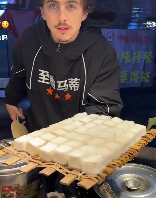 ▲甜茶賣霉豆腐畫面曝光，荒謬到粉絲以為是AI。（圖／甜茶小紅書）