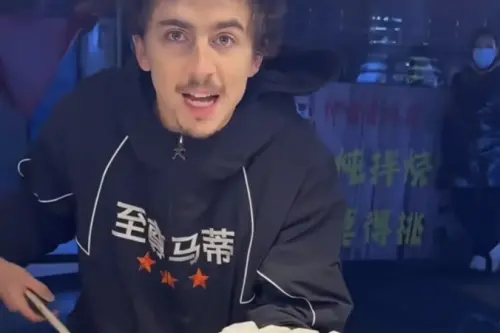 甜茶提摩西中國街頭打工賣霉豆腐！粉絲見影片傻眼：比AI還荒謬
