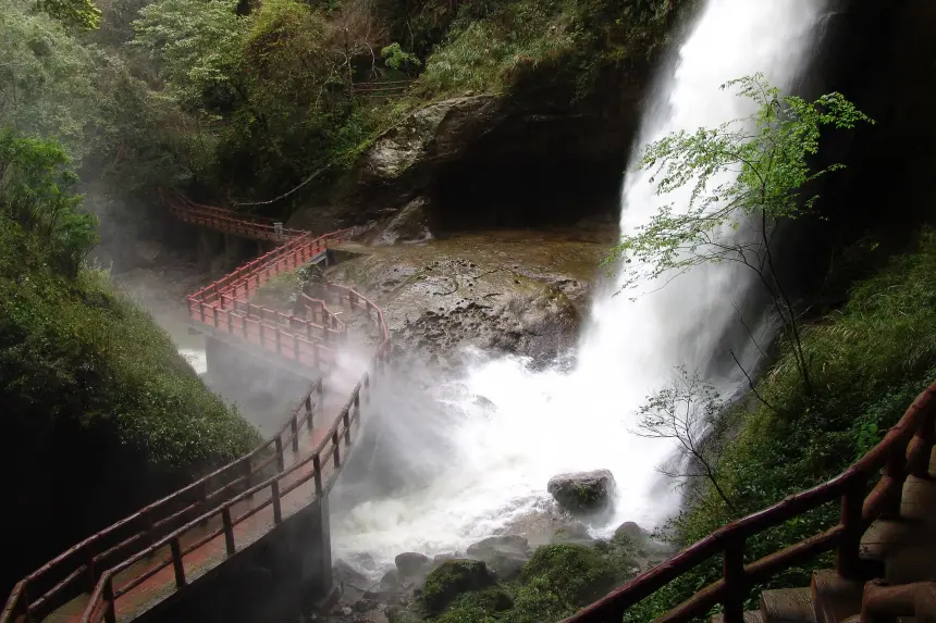 ▲圖為衫林溪森林生態度假村的松瀧岩瀑布。（圖／截自衫林溪森林生態度假村網站）