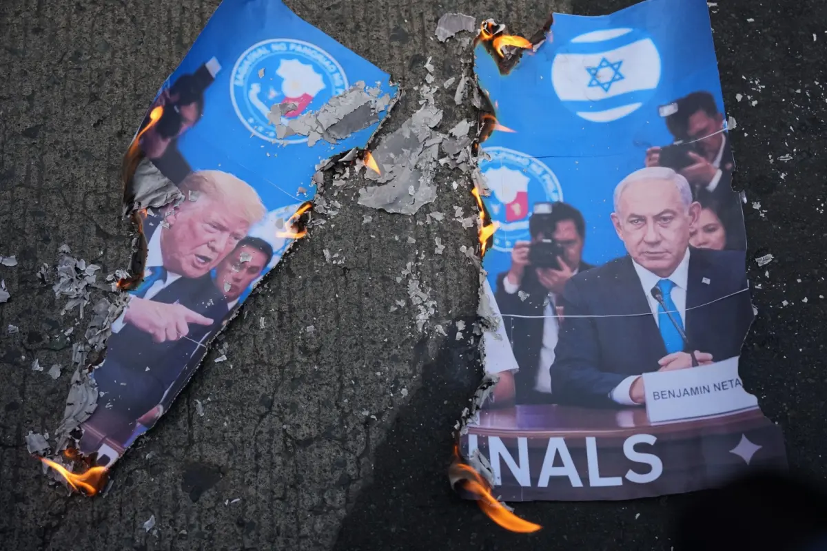 ▲反對向伊朗發動戰爭者，焚燒並撕毀川普和以色列總理納坦雅胡的照片。（圖／美聯社／達志影像）