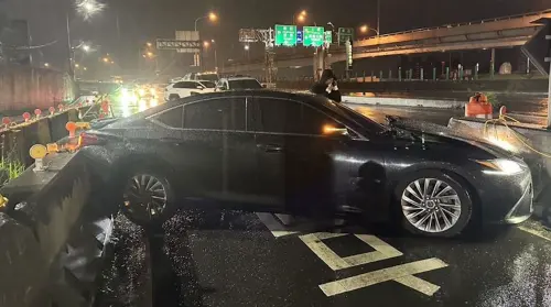 驚悚！五股匝道凌晨驚傳巨響　機場接送車「大雨失控打滑」畫面曝