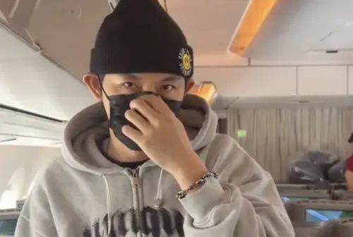 敖犬搭飛機出事！手機卡商務艙拔不出來　空姐老婆傻眼吐槽：雷包