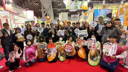 ▲ 臺南市長黃偉哲親自率團出席向各界推薦臺南豐富多元的農漁特產與加工食品，值得一提的是，這次臺南集結超過100種以上產品參展，也期望今年訂單金額能突破去年的4.2億元。（圖／南市府提供）